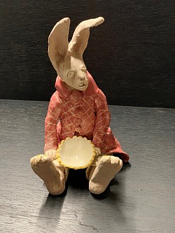 Keramiek 001: Sir Rabbit / Meneer Konijn met rode jas